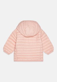 Roze pufferjack met een capuchon, voorzien van horizontale stiksels, elastische manchetten en een lichtgewicht, zachte textuur.