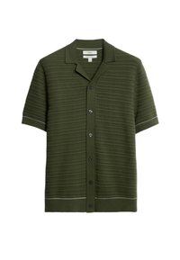 Camisa de manga corta en verde oliva oscuro, de punto texturizado con rayas horizontales, con frente abotonado y detalles en contraste en las mangas.