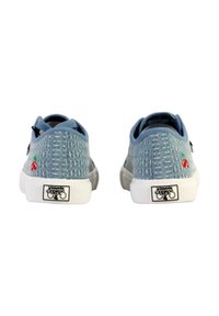 Sneaker in tessuto blu con motivo intrecciato, suola in gomma bianca e un piccolo logo a forma di ciliegia rossa sul tallone. Cuciture di accento in diverse tonalità.