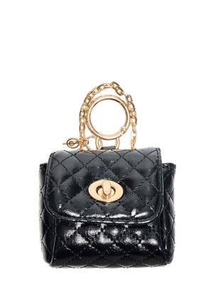 Mini borsa in pelle trapuntata nera con chiusura twist-lock dorata e manico a catena dorata con grande dettaglio circolare.