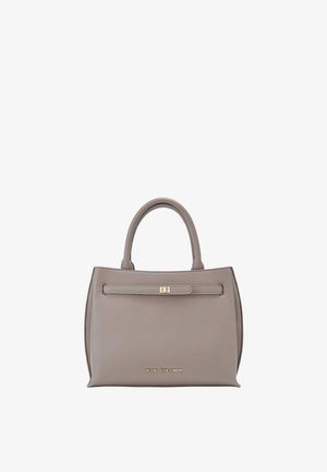 Bolso de cuero gris con una forma estructurada, asas superiores, una solapa frontal y un logotipo de marca dorado en la parte inferior. Textura suave con un diseño minimalista.