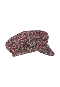 Multikleurige tweed pet met een korte rand en knoopdetail aan de zijkant, tentoongesteld tegen een witte achtergrond.