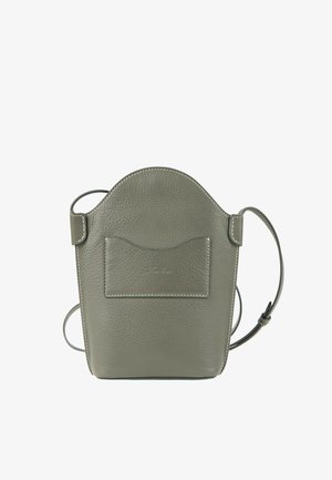 Bolso pequeño gris de cuero para llevar cruzado, con borde superior curvado, bolsillo delantero, costuras blancas y correa ajustable.