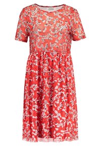 Červené květinové šaty s krátkým rukávem, kulatým výstřihem a splývavou sukní. Materiál je lehký s průsvitnou vrstvou a květinovými vzory.