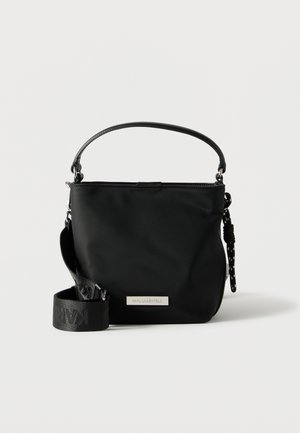 Sac à main noir en forme de seau avec une courte poignée supérieure, une large bandoulière amovible et une plaque logo argentée "Karl Lagerfeld" à l'avant.