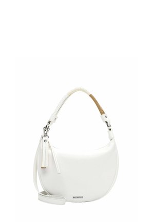 Sac à main blanc en forme de croissant avec bandoulière amovible, poignée texturée combinant des sections blanches et beige, et détails en métal argenté.