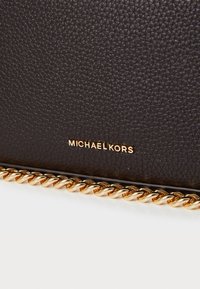 MICHAEL Michael Kors BRYANT SM XBODY POUCHETTE - Taška s příčným popruhem - chocolate