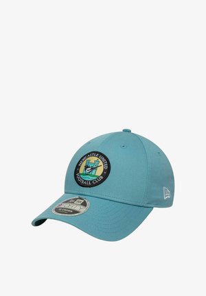 Türkisfarbene Baseballmütze mit einem runden, gestickten Logo des Newcastle United FC, strukturiertem Oberteil und gebogenem Schirm.