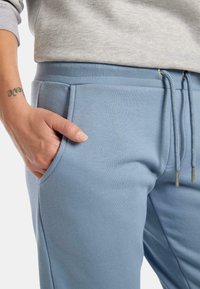 Bruno Banani MIT SCHRIFTZUG AM RECHTEN BEIN CABRERA - Träningsbyxor - blau