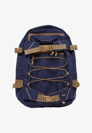 Marineblauwe stoffen rugzak met beige banden en hardware. Bevat een verstelbaar bungee koord, een voorkantzak en een mesh zijzak voor extra opslag.