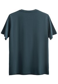 Rondhals, kortemouw t-shirt in donker teal, gemaakt van zachte stof. Bevat een subtiel schaarlogo geborduurd op de rug, vlakbij de halslijn.