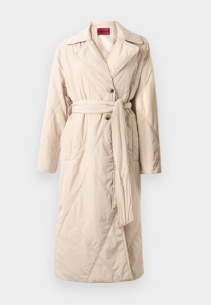 Cappotto lungo imbottito beige con ampi revers, due bottoni, cintura legata in vita e tasche laterali, esposto su sfondo bianco.