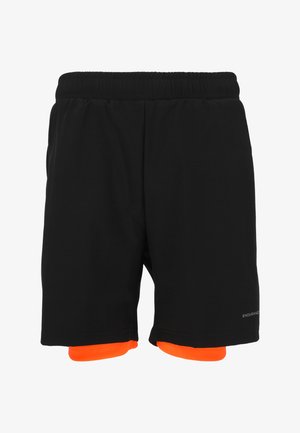 Schwarze Sportshorts mit einem elastischen Bündchen, mit orangefarbenen Akzenten am Saum und einem Logo an der Seite. Glatte Stoffoberfläche.