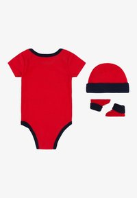 Rød bomullsåndedrakt med marineblå detaljer, matchende hatt og sokker. Glatt tekstur, korte ermer og trykknapplukking.