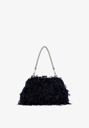 Bolso de mano azul marino con una tela texturizada similar a plumas, asa de cadena plateada y una forma estructurada. Cuenta con un cierre de broche en la parte superior.