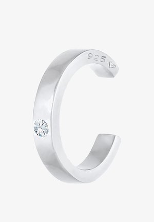 Zilveren ring met een gepolijste afwerking, ronde vorm, met een kleine ronde heldere steen aan één kant en gemarkeerd met "925" aan de binnenkant.