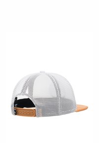 Witte mesh honkballpet met een platte oranje klep. Voorzien van een verstelbare tan snapback sluiting en een gestructureerd kroonontwerp.
