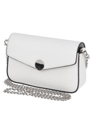 Hvid lille læder crossbody-taske med sorte kanter, sølv rund lukning og sølv kæderem, der ligger sammenrullet ved siden af.