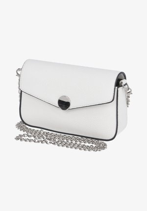 Bolso bandolera pequeño de cuero blanco con bordes negros, cierre redondo plateado y cadena plateada enrollada a su lado.