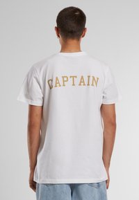 Mister Tee CAPTAIN  - Marškinėliai su spaudiniu - white