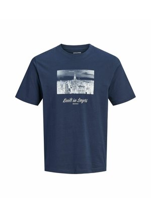 T-shirt bleu marine à manches courtes avec un imprimé de la silhouette de la ville et le texte "Built in Layers Originals" sur le devant.