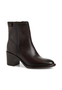 Bottine en cuir noir avec un bout rond, un talon carré de hauteur moyenne et une étiquette décorative à l'arrière. Texture lisse avec des coutures minimes.