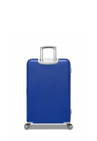 Blauwe harde koffer met een gladde textuur, zilveren uitschuifbare handgreep, vier wielen en een zijhandvat voor gemakkelijke vervoering.