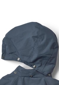 Szara kurtka z kapturem o gładkiej fakturze, z zatrzaskami przy kołnierzu oraz marszczeniem z tyłu kaptura.