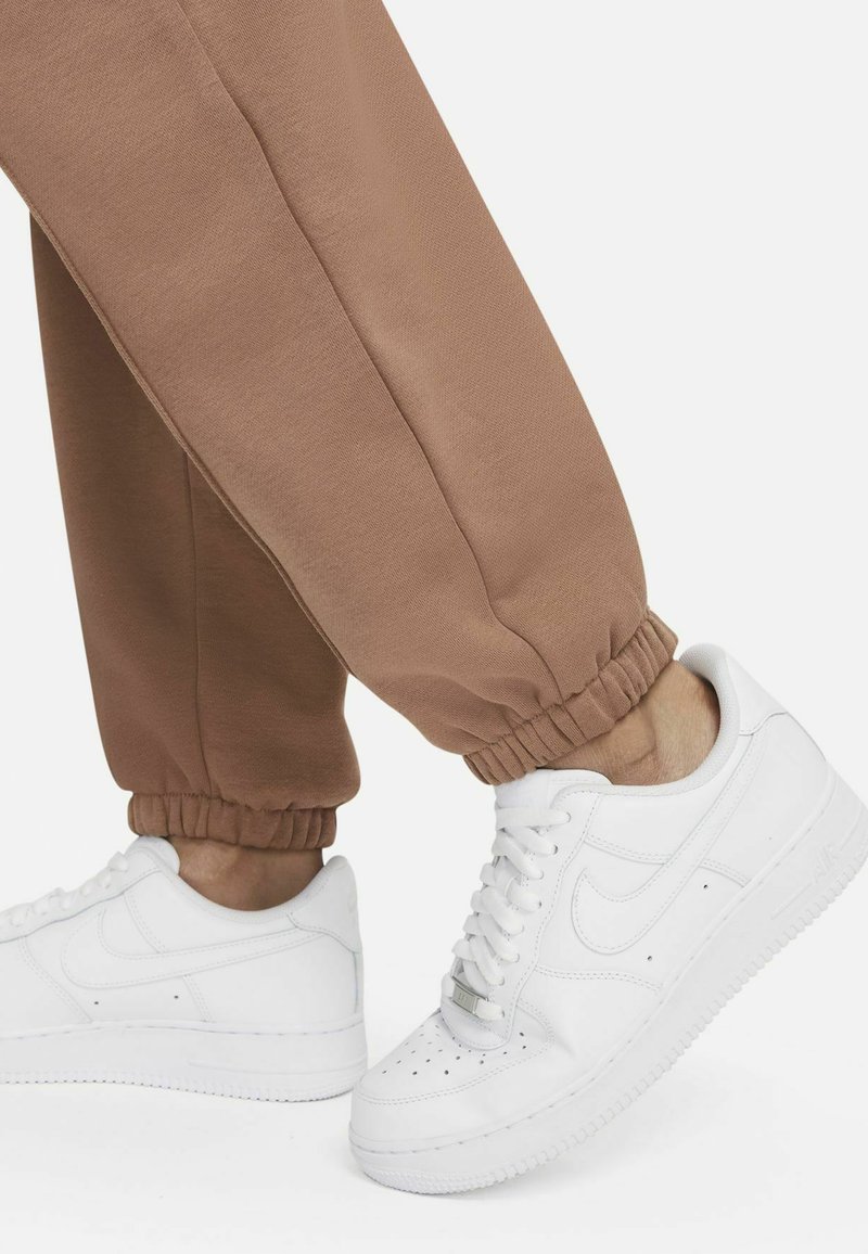 Nike Sportswear W NSW ESSNTL PANT FLC TREND - Jogginghose - white/hellbraun