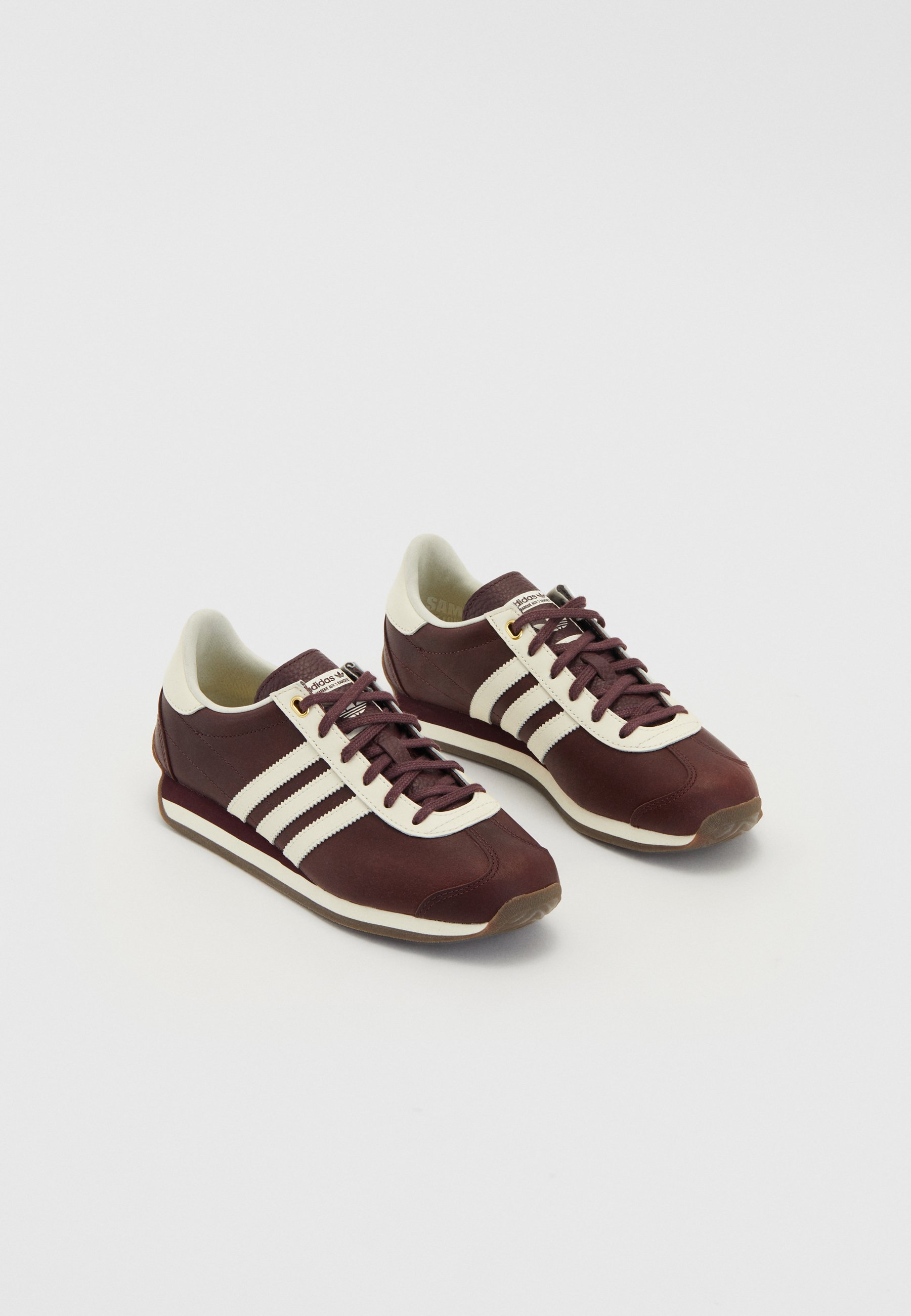 adidas Originals COUNTRY OG UNISEX - Trainers - aurora ruby/cream  white/dark red - Zalando.co.uk