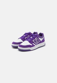 Scarpe da atletica viola e bianche realizzate in suede e materiale mesh, con punta perforata, design con lacci e un prominente logo "N".
