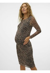 Šviesiai rudos leopardų rašto suknelė su ilgomis rankovėmis, aptempta siluetu ir tampri medžiaga, kuri prisitaiko prie nėščios formos. Dominuoja žemiškos spalvos.