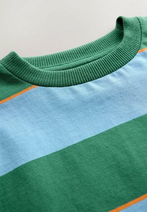 Bomulls-T-shirt med gröna och ljusblå horisontella ränder, med en orange accentrand och en ribbad rund halsringning.