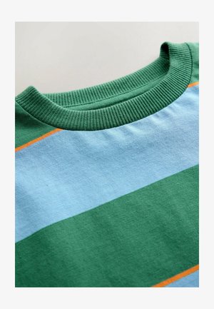 Bavlnené tričko s vodorovnými pruhmi v zelenej a svetlomodrej farbe, s oranžovým akcentným pruhom a rebrovaným okrúhlym výstrihom.