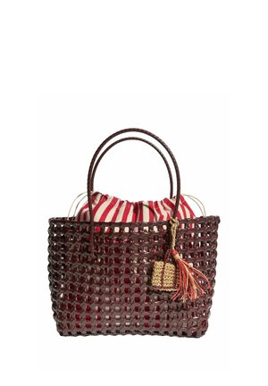 Geantă tip coș împletită maro cu două mânere, captuseală din material în dungi roșii și albe și un mic accesoriu bej și roșu cu ciucure.