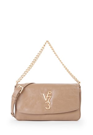 Borsa a tracolla in pelle taupe con tracolla a catena dorata e chiusura con logo dorato "V 7 3" sulla patta frontale.