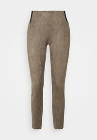 Pantalons marron en matière suédée avec une texture lisse, dotés de panneaux latéraux noirs et d'une coupe slim. Pas de fermetures ni de décorations visibles.