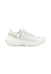 Chaussure de sport en mesh blanche avec un design texturé, présentant une semelle rembourrée, des accents clairs et des lacets passant par des œillets.