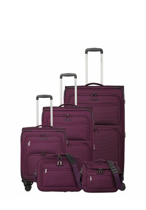Fünf lila Reisetaschen, darunter drei aufrechte Koffer mit verlängerten Griffen und zwei Schultertaschen mit Riemen auf weißem Hintergrund.