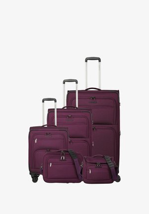 Cinque borse da viaggio viola, tra cui tre valigie dritte con manici estesi e due borse a tracolla con cinghie su sfondo bianco.