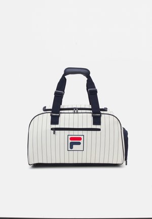 Borsa a tracolla in tessuto bianco con righe navy, doppi manici superiori, un compartimento principale con zip e un logo rosso e blu sulla parte anteriore.