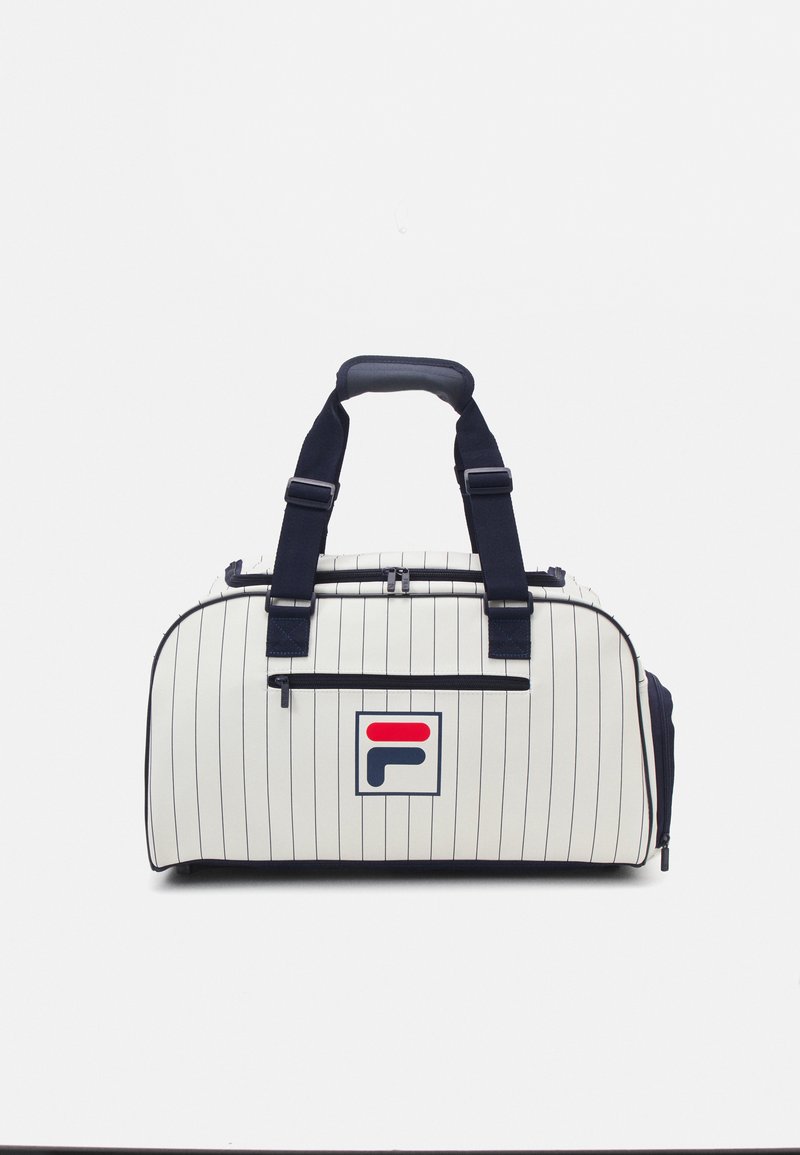 Bolsa de deporte de tela blanca con rayas marineras, doble asa en la parte superior, un compartimento principal con cremallera y un logo rojo y azul en la parte frontal.