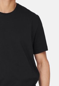 Sort kortærmet t-shirt med rund hals, glat bomuldsstof og afslappet pasform uden synlige mønstre eller dekorationer.