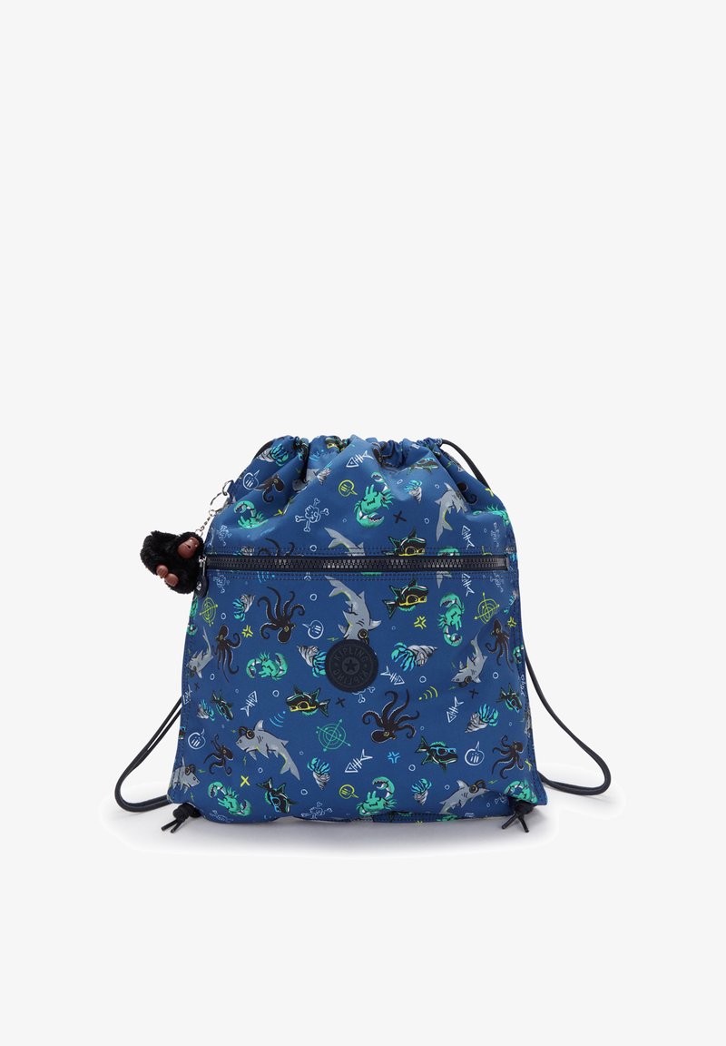 Blå snørepose lavet af stof med farverige mønstre inspireret af vandet, en frontlomme med lynlås og en sort pelsagtig charm hængende på.