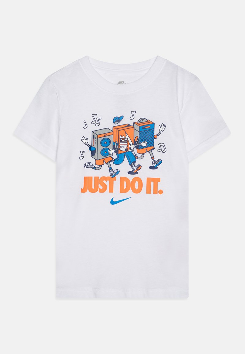 Hvit bomull t-skjorte med et fargerikt grafisk trykk av tegneseriefigurer med musikkelementer, teksten "JUST DO IT." i oransje, og en blå Nike-logo.