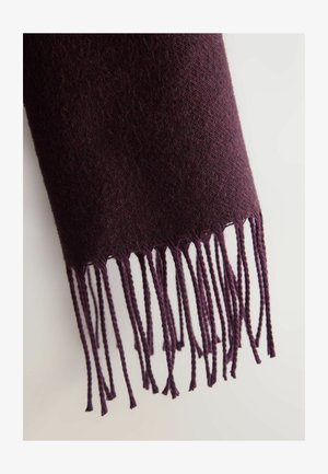 Burgunderfarbener Wollschal mit weicher Textur, abgeschlossen mit gedrehten Fransen am unteren Ende für zusätzlichen visuellen Reiz.