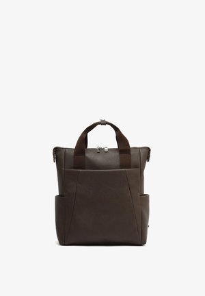 Bolso de cuero marrón con dos asas superiores, cierre de cremallera y bolsillos laterales exteriores, que presenta una textura suave y un diseño minimalista.