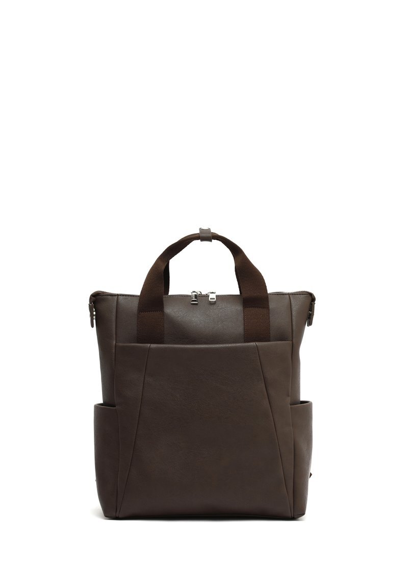 Brun läderväska med dubbla topphandtag, dragkedjestängning och exteriöra sidofickor, med en slät yta och minimalistisk design.