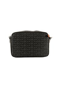 Bolso rectangular negro con un patrón de logotipo repetido, cierre con cremallera y una correa de hombro ajustable. Superficie texturizada con herrajes brillantes.