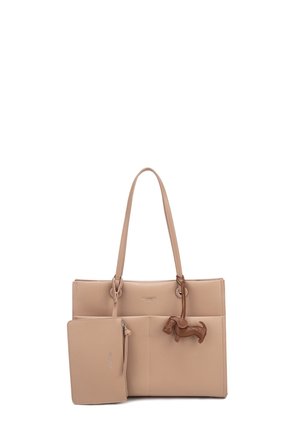 Borsa a mano beige con manici lunghi, pochette abbinata con cerniera e ciondolo in pelle a forma di cane marrone appeso a un manico.